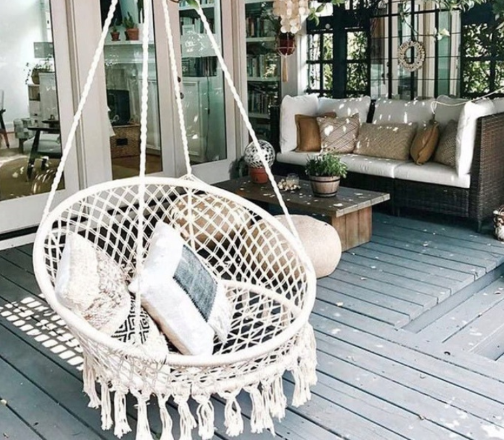 kremowa huśtawka bocianie gniazdo na tarasie